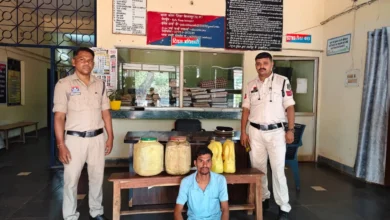महुआ शराब बेचकर कमा रहा था अवैध पैसा, पुलिस ने दबोचकर भेजा जेल