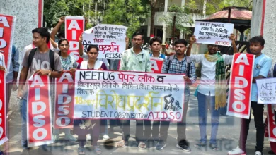 पेपर लीक ने तोड़ा भरोसा, सड़कों पर उतरे छात्र! NEET घोटाले पर बिलासपुर में गूंजा आक्रोश