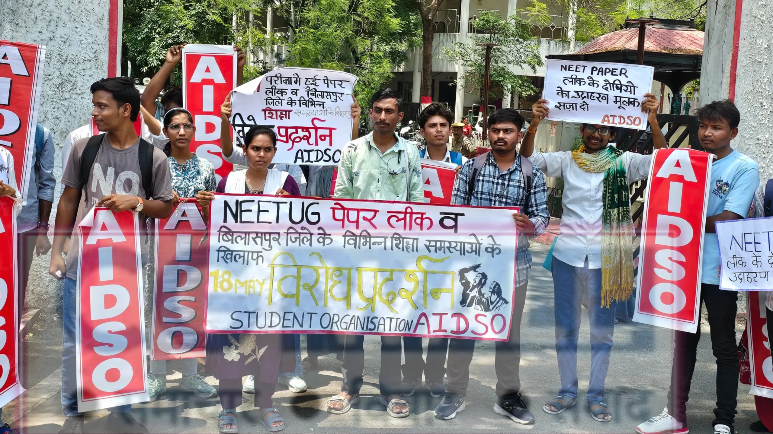 पेपर लीक ने तोड़ा भरोसा, सड़कों पर उतरे छात्र! NEET घोटाले पर बिलासपुर में गूंजा आक्रोश