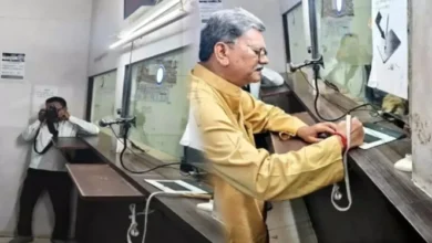 ‘मैं भी आम नागरिक’: RTO में कतार में खड़े नजर आए डॉ. महंत