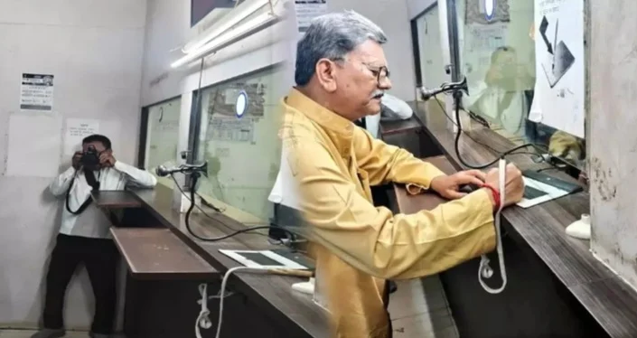 ‘मैं भी आम नागरिक’: RTO में कतार में खड़े नजर आए डॉ. महंत