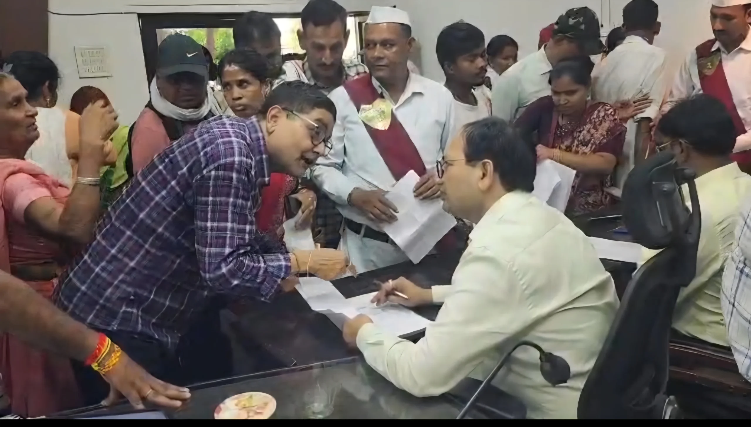 जब कलम उठाने वाला ही पहुंचा शिकायत लेकर: अतिक्रमण पर कलेक्टर संजय अग्रवाल ने दिए जांच के निर्देश
