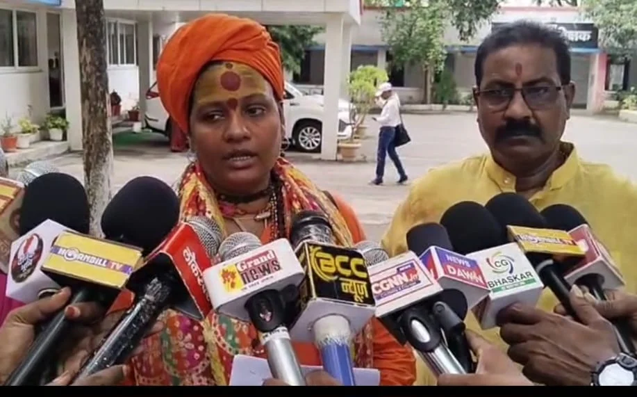 हाथ पकड़कर उठाया, जान से मारने की दी धमकी’ : साध्वी ने नगर पंचायत अध्यक्ष पर लगाए गंभीर आरोप