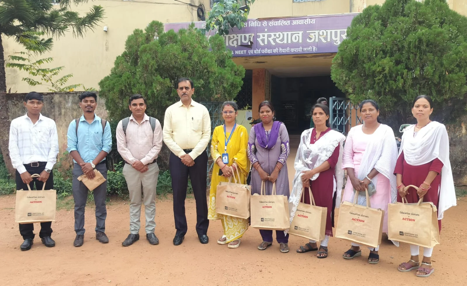यशस्वी जशपुर के नोडल अधिकारी ने किया नवाचारी शिक्षकों को सम्मानित