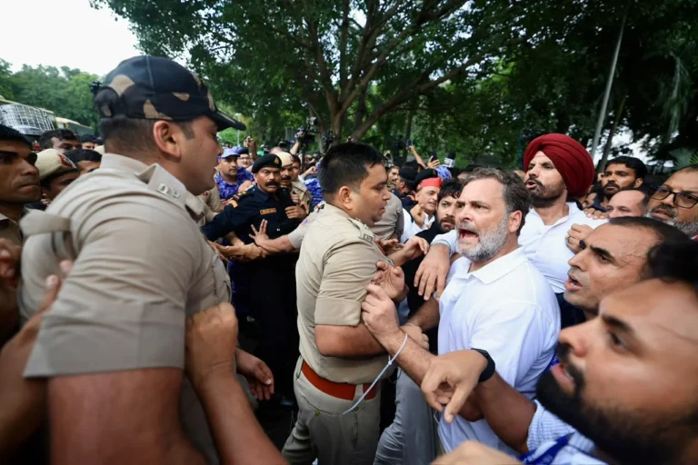 Neet protest rahul gandhi pm house: कांग्रेस ने पीएम के इस्तीफे की मांग की