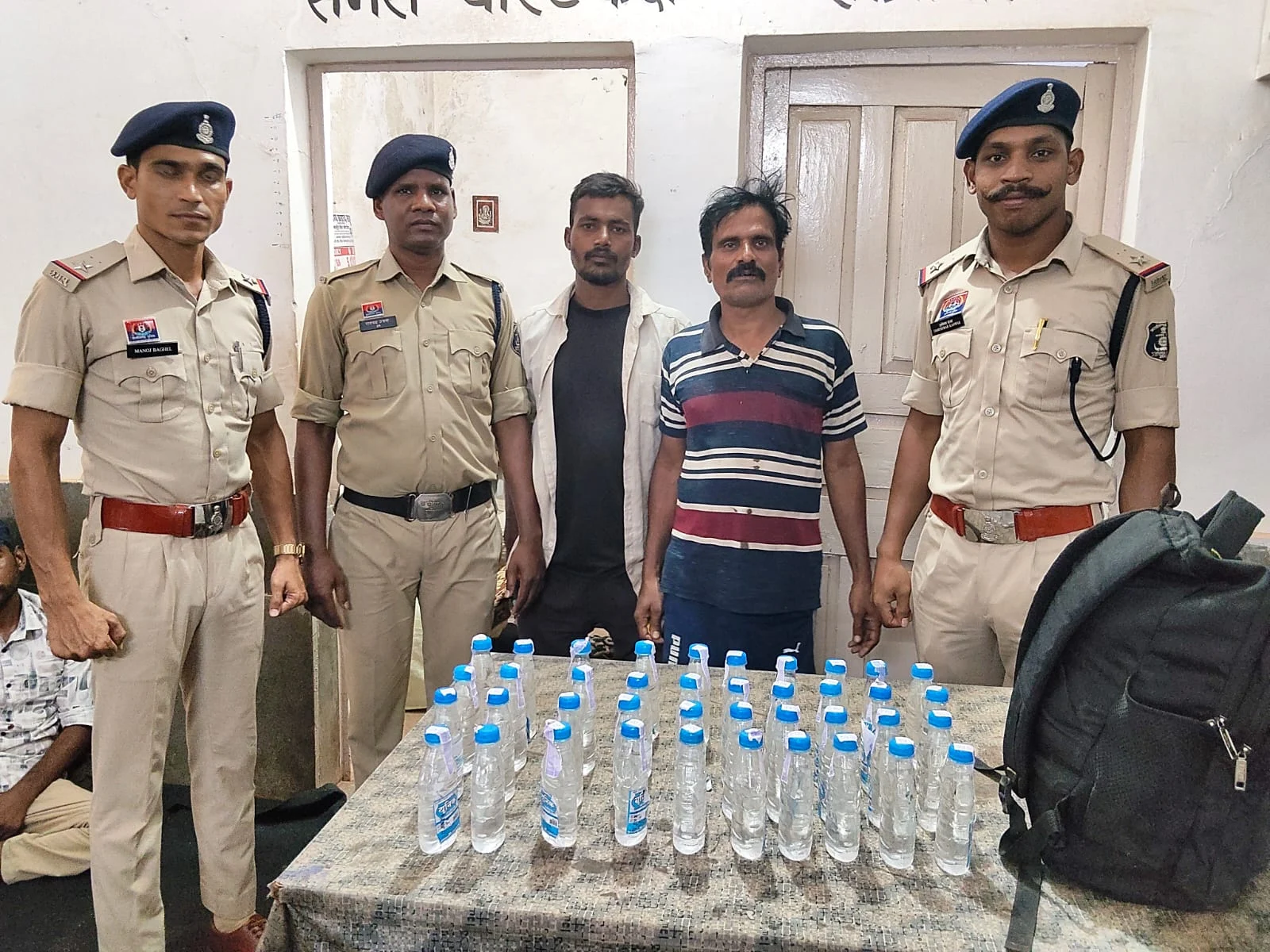 नशे के कारोबार पर चला पुलिस का बड़ा डंडा… शराब की खेप और वाहन जब्त, दो तस्कर गिरफ्तार