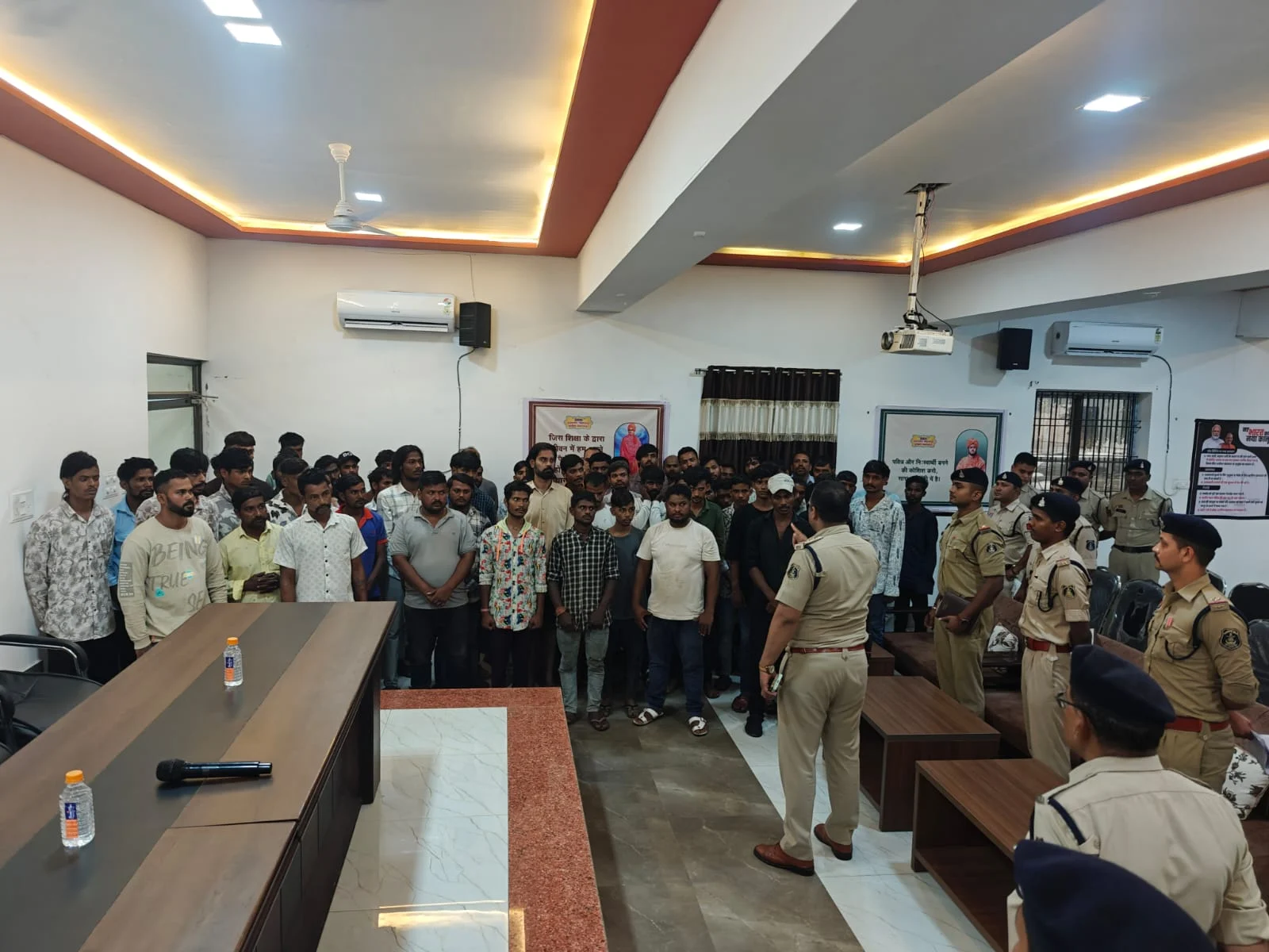 सुबह-सुबह गुंडों के ठिकानों पर पुलिस का धावा, 90 बदमाश उठाए गए… 12 सीधे जेल, 2 चाकूबाज हथियार समेत गिरफ्तार