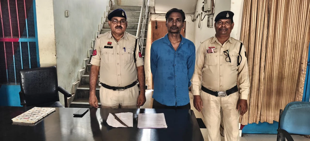 राहगीरों को धमका रहा था हथियारबंद बदमाश, पुलिस ने मौके से दबोचा