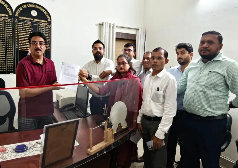 सर्पदंश राहत प्रकरणों में निर्दोष अधिकारियों के संरक्षण की मांग,प्रशासनिक सेवा संघ ने मुख्यमंत्री के नाम संभागायुक्त को सौंपा ज्ञापन