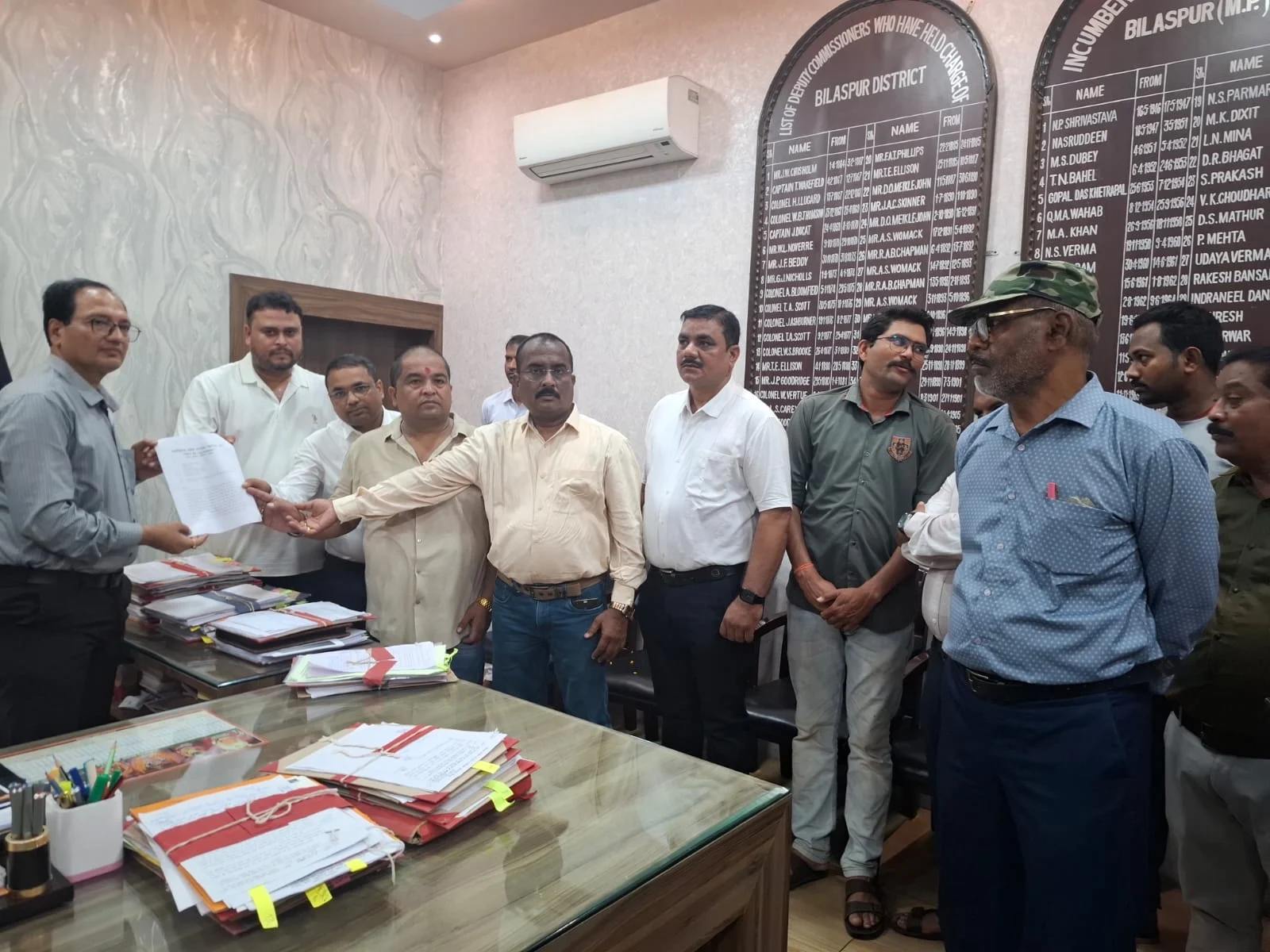 बिना जांच गिरफ्तारी पर भड़का राजस्व लिपिक संघ, रोहित तिवारी के नेतृत्व में कलेक्टोरेट घेराव; आंदोलन की चेतावनी