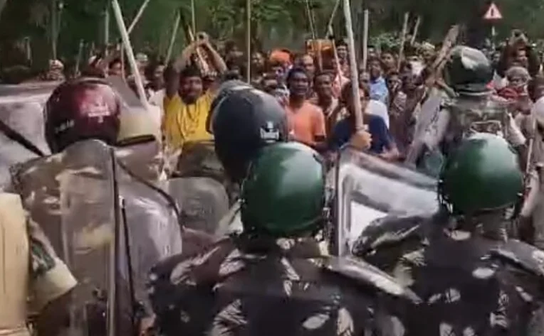 छत्तीसगढ़ में पुलिस पर हमला, डीएसपी समेत दो दर्जन से ज़्यादा घायल, गांव बना पुलिस छावनी