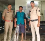 बातचीत बंद करने से खफा युवक ने महिला पर उड़ेल दिया केमिकल, सीसीटीवी से खुला राज और आरोपी गिरफ्तार
