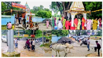 शिवभक्त गिरते रहे, प्रशासन सोता रहा… सावन में मंदिर परिसर पर गिट्टी कारोबारियों का कब्जा