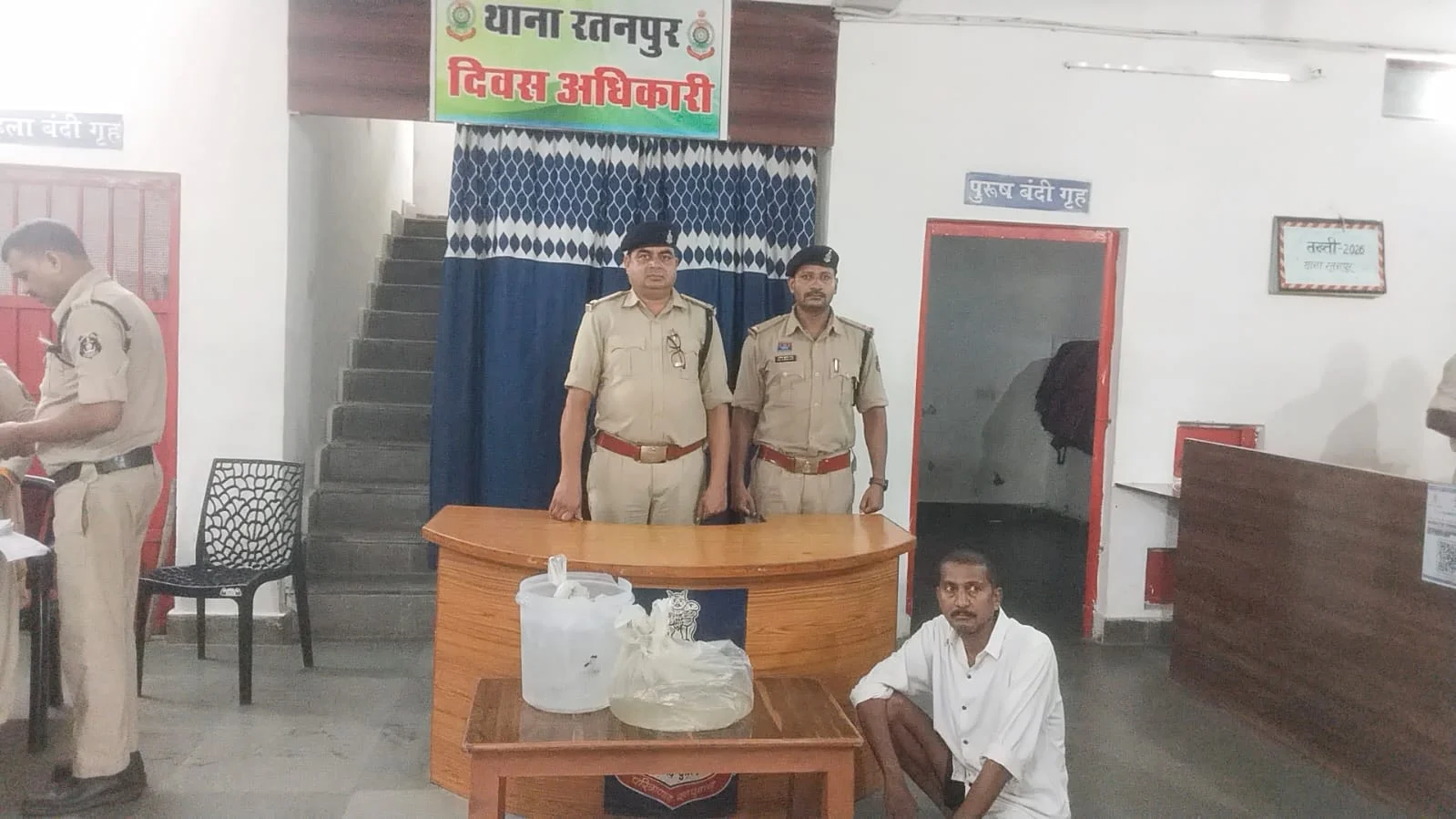 ढाबे की आड़ में महुआ शराब का खेल, 25 लीटर कच्ची शराब के साथ संचालक दबोचा गया