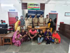 बस की भीड़ में ‘धक्का-मुक्की’ का खेल, पीछे निकला झपटमारी का गैंग; 7 महिलाएं समेत 9 गिरफ्तार