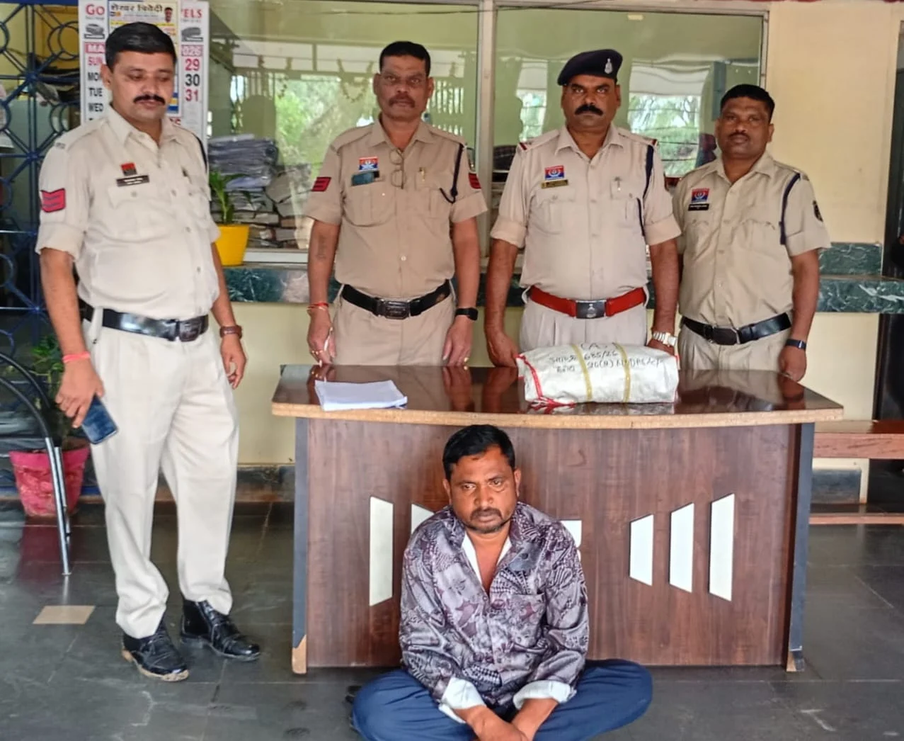 एक किलो गांजा, 50 हजार की खेप और पुलिस की दबिश;  नशे का सौदागर गिरफ्तार