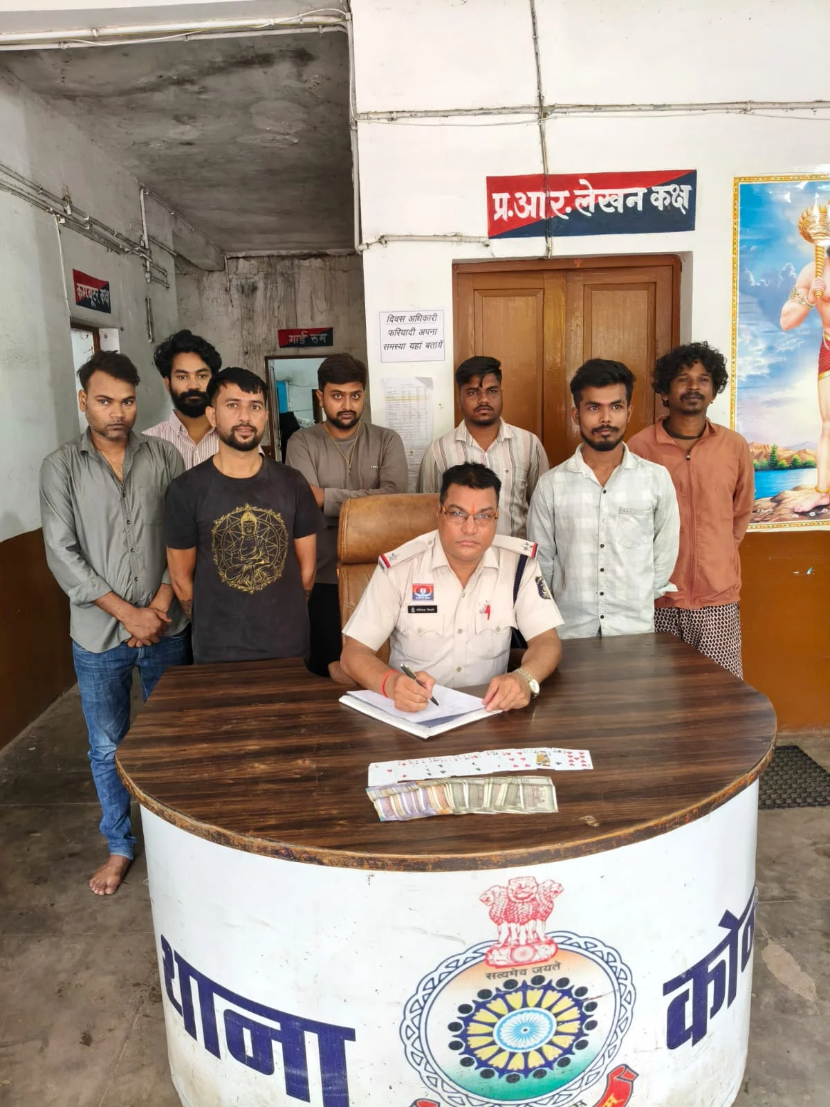 बैंक के पीछे बिजली की रोशनी में सजी जुए की महफिल, पुलिस ने मारा छापा; 7 जुआरी गिरफ्तार