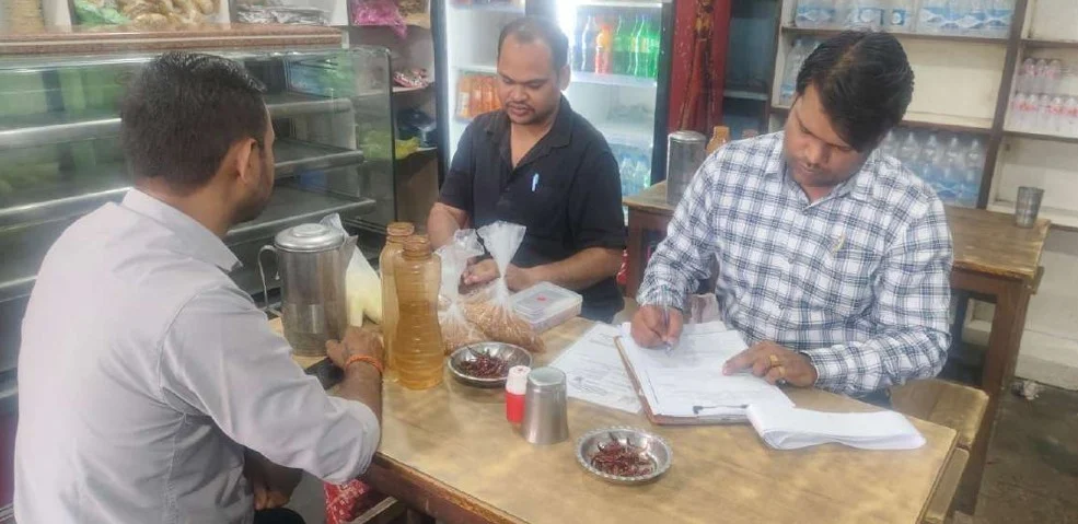 मुंगेली में मिठाई दुकानों व होटलों का निरीक्षण कर जांच के लिए भेजे गए नमूने