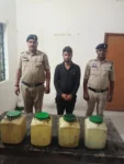 चार डिब्बों में छिपा था 60 लीटर महुआ शराब का खेल, 21 साल का युवक पुलिस के हाथ लगा