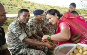 अबूझमाड़ में बदला हवाओं का रुख,हिंसा छोड़ मुख्यधारा में लौटीं बहनों ने DRG जवानों की कलाई पर बांधी राखी, दिया शांति और विश्वास का संदेश