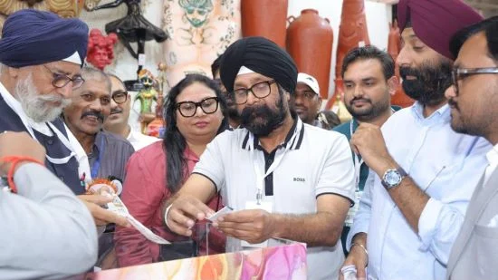 इंडिया एक्सपो मार्ट का समापन, अध्यक्ष अमरजीत दुआ ने निकाला लक्की ड्रा , महाराष्ट्र के टेंट व्यवसायी को मिली थार गाड़ी