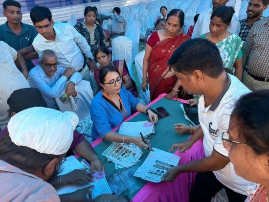 आयुर्वेदिक न्यूरोथेरेपी मेगा हेल्थ चेक अप कैम्प के तीसरे दिन लोगों की भीड उमड़ी,राहत मिली तो खुशी से नाच उठी पैरालिसिस पीड़ित महिला मरीज