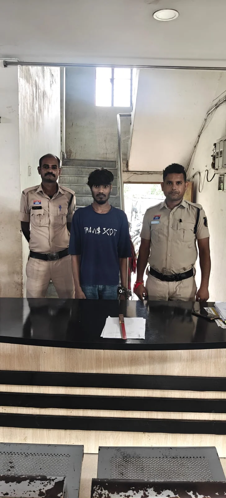 चाकू लहराकर लोगों में दहशत फैलाने निकला युवक, पुलिस ने दबोचा