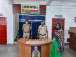 घर में सजा रखा था शराब का कारोबार, पुलिस ने मारी दबिश; जखीरा के साथ महिला गिरफ्तार