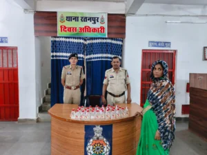 घर में सजा रखा था शराब का कारोबार, पुलिस ने मारी दबिश; जखीरा के साथ महिला गिरफ्तार