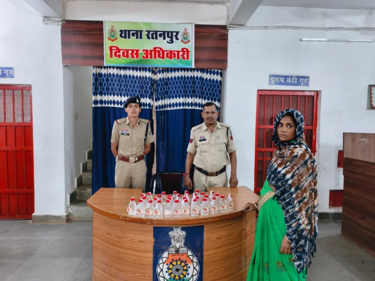 घर में सजा रखा था शराब का कारोबार, पुलिस ने मारी दबिश; जखीरा के साथ महिला गिरफ्तार