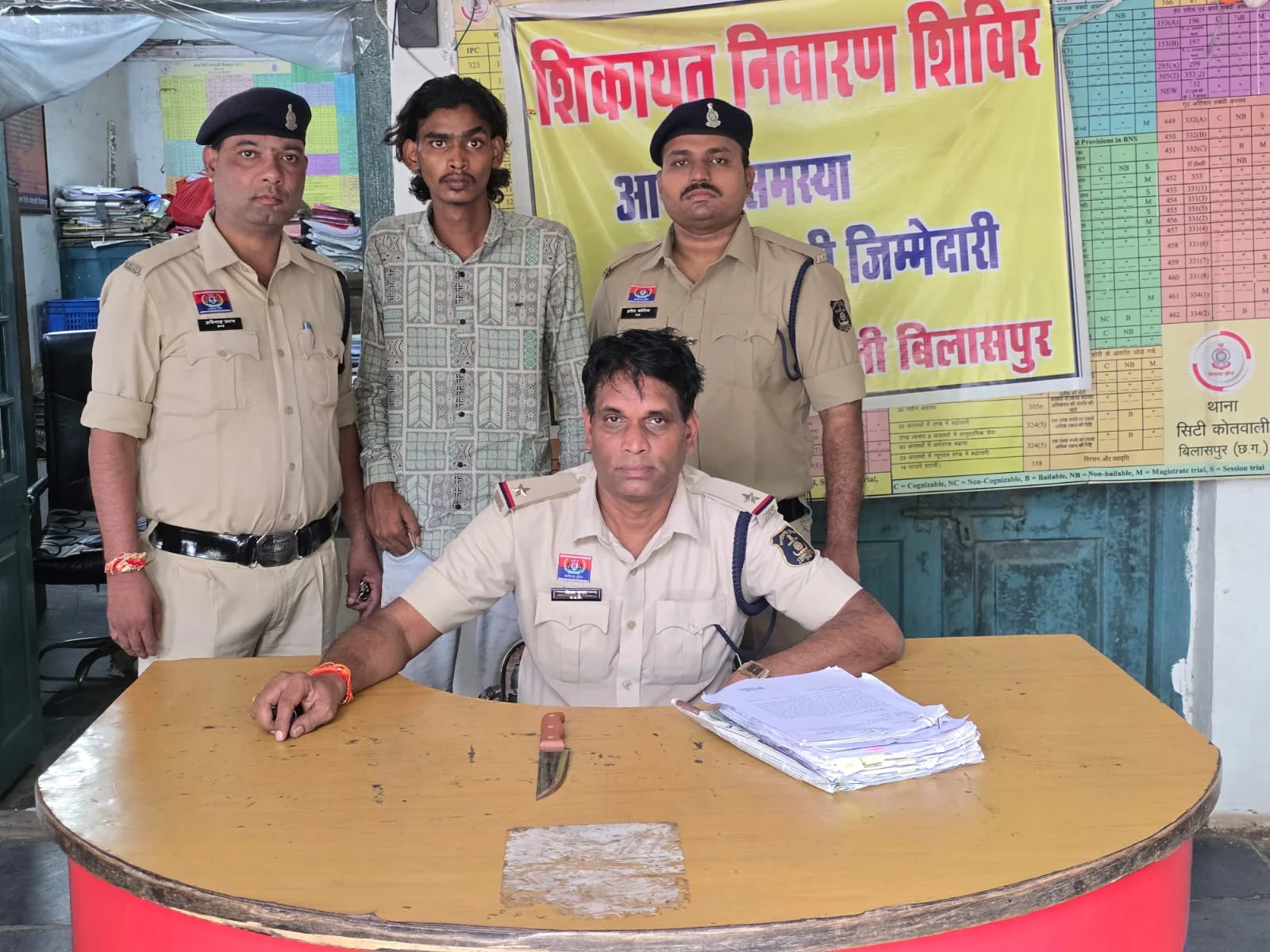 हाथ में चाकू, राहगीरों में दहशत… सूचना मिलते ही पहुंची पुलिस, बदमाश गिरफ्तार