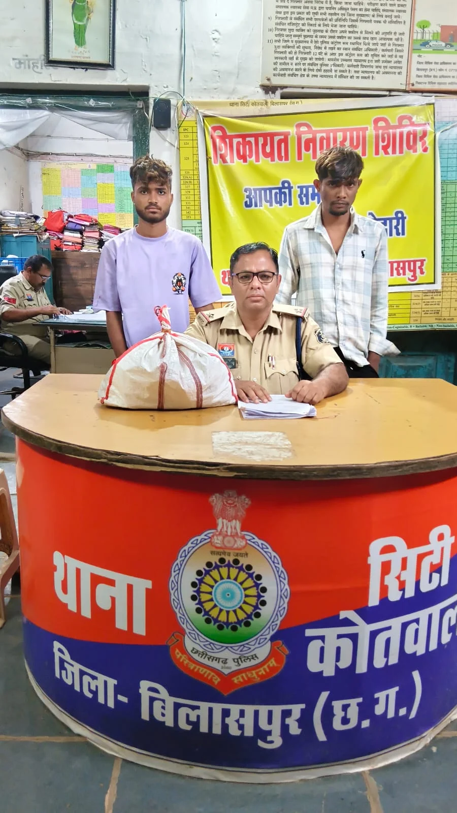 अरपा बैराज में शराब का खेल! स्कूटी में 36 पाव लेकर बेच रहे थे दो युवक, ऑपरेशन प्रहार में गिरफ्तार