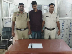 चाकू लहराया तो मचा खौफ, पेट्रोलिंग टीम ने घेराबंदी कर दबोचा