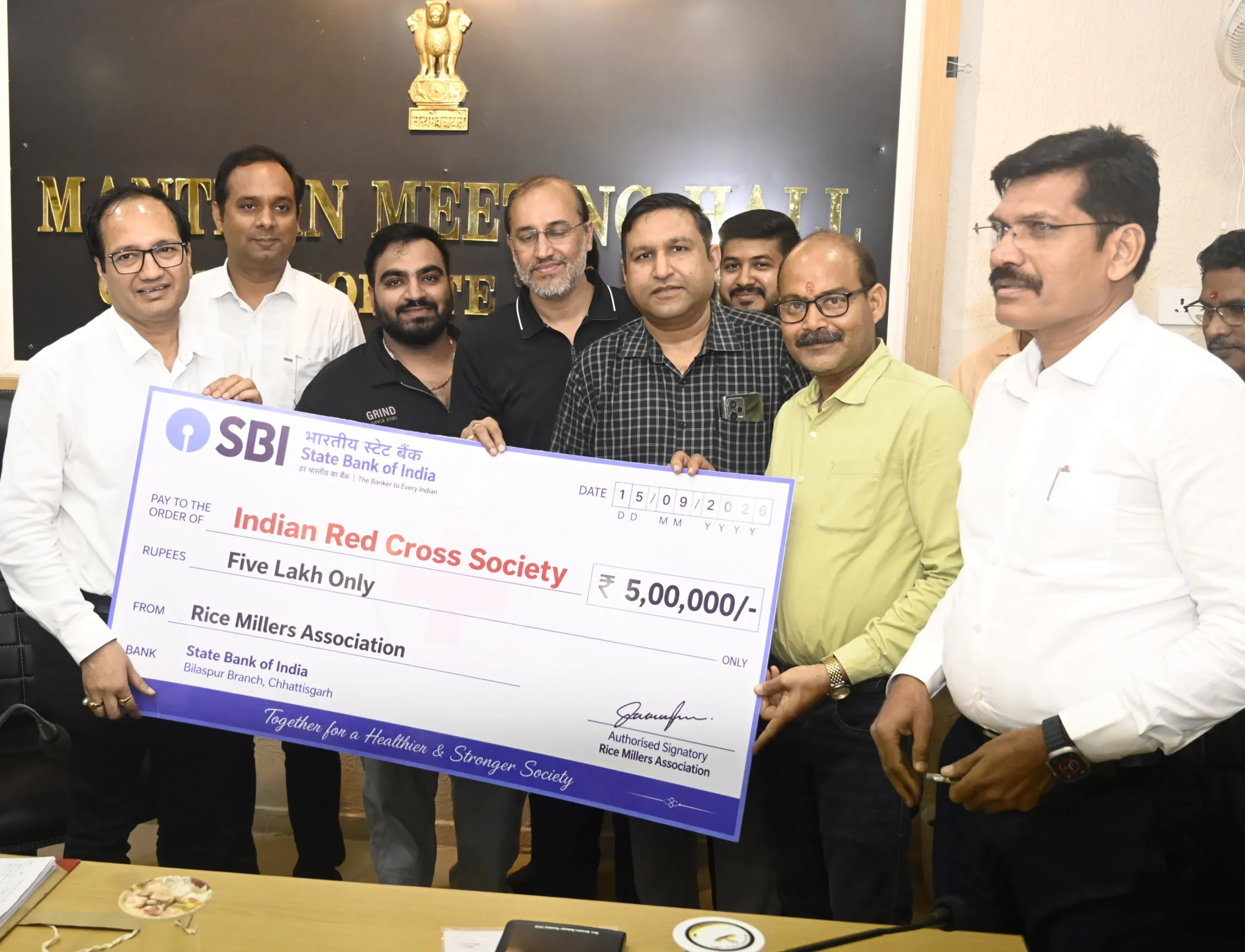 कारोबार से आगे बढ़ा सरोकार, व्यापारिक संगठन ने जरूरतमंदों के लिए दिए 5 लाख