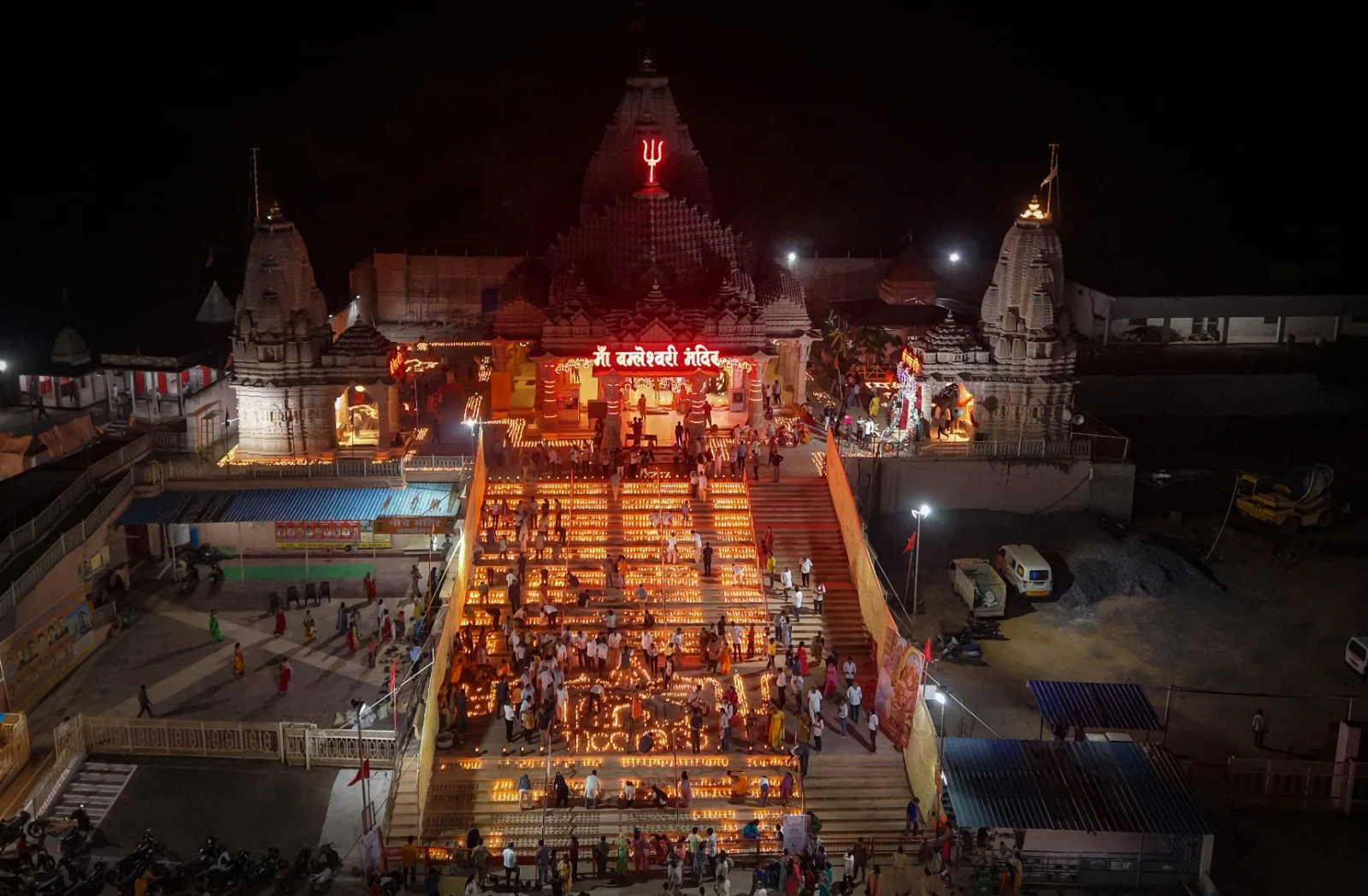 सेवा संकल्प अभियान-आशीर्वाद का दीया से जगमगाया मां बम्लेश्वरी मंदिर प्रांगण