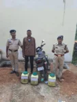बाइक पर महुआ शराब की खेप लेकर निकला, पाण्डेपुर में पुलिस ने दबोचा; 40 लीटर शराब जब्त