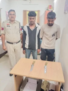ओवरब्रिज पर चाकू की नुमाइश पड़ी भारी, दो युवक गिरफ्तार; आर्म्स एक्ट में पहुंचे जेल