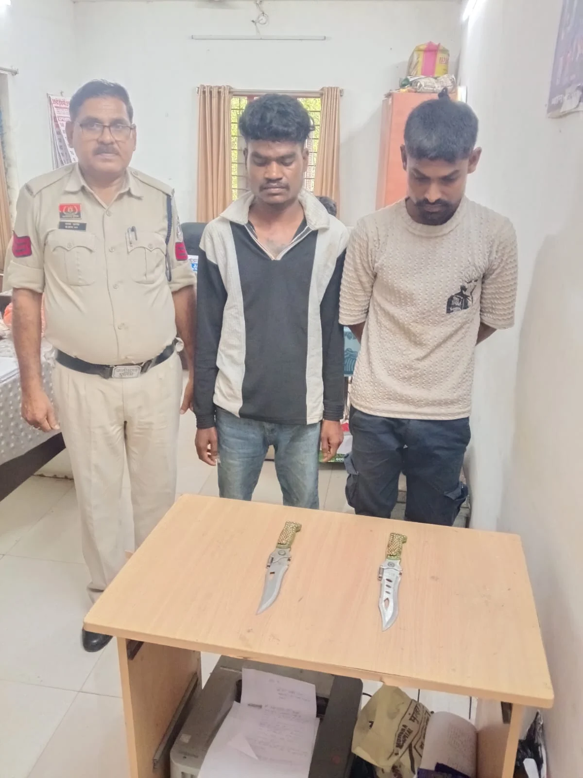 ओवरब्रिज पर चाकू की नुमाइश पड़ी भारी, दो युवक गिरफ्तार; आर्म्स एक्ट में पहुंचे जेल