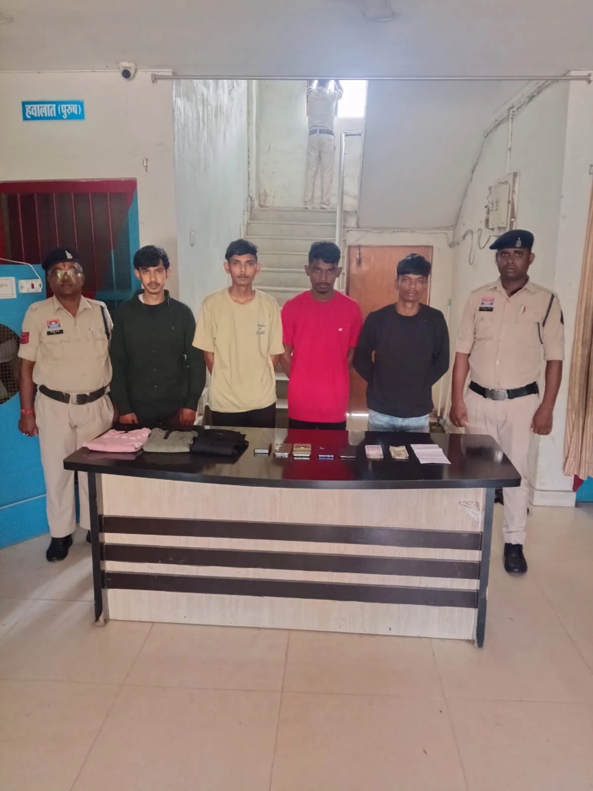 मदद के बहाने मोबाइल चोरी, फिर आधार की फोटो से यूपीआई रीसेट… खातों से उड़ाए 2.84 लाख