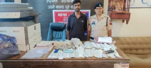 दरवाजा नहीं, त्रिपाल के भरोसे था मकान… रात में घुसा चोर और समेट ले गया जेवर-मोबाइल