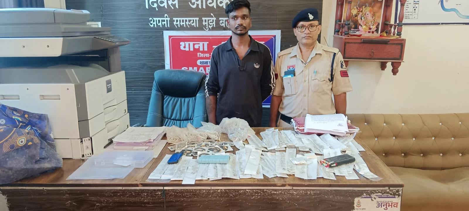 दरवाजा नहीं, त्रिपाल के भरोसे था मकान… रात में घुसा चोर और समेट ले गया जेवर-मोबाइल