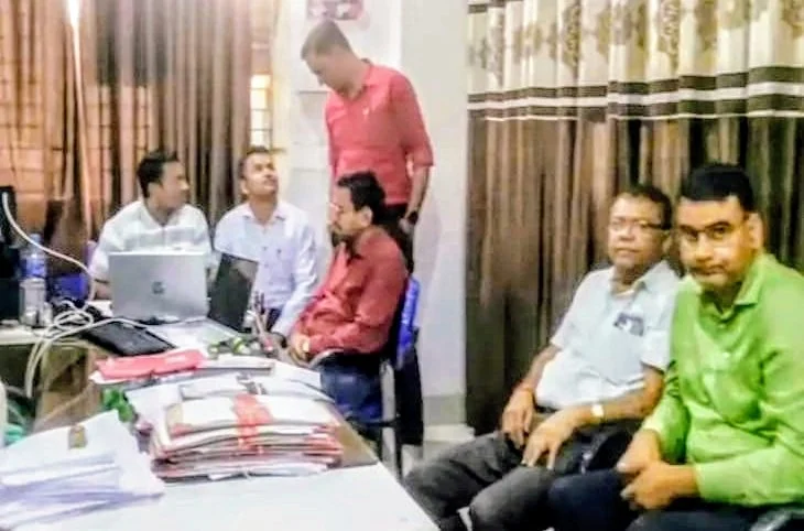 ट्रांसपोर्टर से रिश्वत लेते नान नाग प्रबन्धक विद्यासागर गोपाल गिरफ्तार, केमिकल लगे नोटों के साथ पकड़ा गया अधिकारी