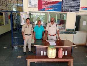 जेरिकेन में भरी थी 25 लीटर महुआ शराब, पुलिस ने आरोपी को दबोचा