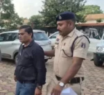 शराब के नशे में स्कूल पहुंचा शिक्षक, छात्राओं से गाली-गलौज और मारपीट का आरोप; प्राचार्य से भी भिड़े विद्यार्थी  पंडित चक्रपाणी स्कूल में हंगामा, कलेक्टर के निर्देश पर शिक्षा विभाग के अधिकारी पहुंचे; पुलिस शिक्षक को मुलाहिजा के लिए ले गई  बलौदा बाजार, 17 सितंबर। पंडित चक्रपाणी स्कूल में गुरुवार को शिक्षक के शराब के नशे में स्कूल पहुंचने और छात्राओं के साथ गाली-गलौज व मारपीट की शिकायत को लेकर जमकर हंगामा हुआ। विद्यार्थियों ने शिक्षक के व्यवहार का विरोध किया तो स्थिति बिगड़ गई। छात्राओं के साथ मारपीट की शिकायत सामने आने के बाद स्कूल परिसर में नाराजगी बढ़ गई। मामले की जानकारी कलेक्टर तक पहुंची तो उनके निर्देश पर शिक्षा विभाग के अधिकारी तत्काल स्कूल पहुंचे और विद्यार्थियों से पूरे घटनाक्रम की जानकारी ली।  शिक्षक नरेश तिवारी पर पहले भी शराब पीकर स्कूल आने की शिकायतें सामने आने की बात कही जा रही है। गुरुवार को भी उनके नशे में स्कूल पहुंचने के बाद छात्राओं से गाली-गलौज करने की शिकायत हुई। विद्यार्थियों ने इसका विरोध किया, जिसके बाद विवाद बढ़ा और मारपीट की स्थिति बनी। विद्यार्थियों का कहना है कि यह मामला पिछले करीब एक सप्ताह से किसी न किसी रूप में चल रहा था।  घटना के बाद छात्राएं और अन्य विद्यार्थी अपनी शिकायत लेकर प्राचार्य वंदनी श्रीवास्तव के पास पहुंचे। विद्यार्थियों का आरोप है कि उनकी शिकायत को अपेक्षित गंभीरता से नहीं सुना गया। इसके बाद मामला कलेक्टर तक पहुंचा। कलेक्टर के निर्देश पर प्रभारी जिला शिक्षा अधिकारी, विकासखंड शिक्षा अधिकारी और तहसीलदार स्कूल पहुंचे। अधिकारियों ने विद्यार्थियों से बातचीत कर उनकी शिकायतें दर्ज कीं। बच्चों ने शिक्षक के व्यवहार के साथ स्कूल प्रबंधन और प्राचार्य की भूमिका को लेकर भी अपनी बातें अधिकारियों के सामने रखीं।  इधर, पुलिस शिक्षक नरेश तिवारी को अपने साथ लेकर चिकित्सीय परीक्षण के लिए गई। पुलिस की कार्रवाई और शिक्षा विभाग की जांच के बाद अब पूरे मामले में आगे की कार्रवाई का इंतजार है।  मामले की कवरेज करने पहुंचे पत्रकारों से भी विवाद  स्कूल में विद्यार्थियों की शिकायत और प्रशासनिक कार्रवाई के बीच मीडिया के साथ प्राचार्य के व्यवहार को लेकर भी विवाद सामने आया। विद्यार्थियों की सूचना पर घटनाक्रम की जानकारी लेने स्कूल पहुंचे पत्रकार प्राचार्य कक्ष में गए। आरोप है कि प्राचार्य वंदनी श्रीवास्तव ने मीडियाकर्मियों से बदसलूकी करते हुए उन्हें स्कूल से बाहर जाने को कहा। इस दौरान स्कूल में मीडिया के प्रवेश पर रोक की बात कही गई, लेकिन मौके पर इस संबंध में कोई लिखित नियम या सक्षम अधिकारी का आदेश पत्रकारों को नहीं दिखाया गया।  घटना के बाद अब सवाल केवल शिक्षक के व्यवहार तक सीमित नहीं हैं। विद्यार्थियों की सुरक्षा, शिकायतों पर स्कूल प्रबंधन की भूमिका और घटनाक्रम के दौरान प्रशासनिक निगरानी को लेकर भी सवाल खड़े हो गए हैं। खासकर यदि शिक्षक के खिलाफ पहले भी शराब पीकर स्कूल आने की शिकायतें होती रही हैं, तो समय रहते स्कूल प्रबंधन ने क्या कार्रवाई की, यह जांच का अहम बिंदु माना जा रहा है।  कलेक्टर के निर्देश पर शिक्षा विभाग के अधिकारी पूरे मामले की जांच कर रहे हैं, जबकि पुलिस शिक्षक से जुड़े मामले में अपनी कार्रवाई कर रही है। अब जांच में सामने आने वाले तथ्यों से यह स्पष्ट होगा कि स्कूल में विद्यार्थियों की शिकायतों पर पहले क्या कार्रवाई हुई थी और गुरुवार की घटना के लिए जिम्मेदारी किस स्तर पर तय होती है।