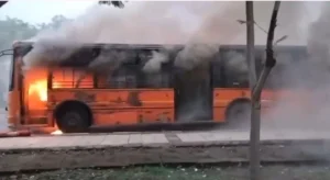 छुट्टी के बाद घर लौट रहे थे मंत्रालय के कर्मचारी, बीच रास्ते आग का गोला बनी बस; मची अफरा-तफरी