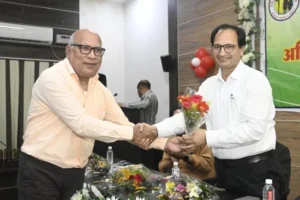 विश्वेश्वरैया जयंती पर अनुकरणीय उदाहरणः तेजस्विनी छात्रावास की 6 कन्याओं को एक वर्ष के लिए गोद लेने रिटायर्ड इंजीनियर्स ने प्रदान किया चेक