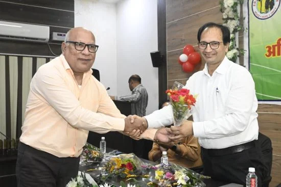 विश्वेश्वरैया जयंती पर अनुकरणीय उदाहरणः तेजस्विनी छात्रावास की 6 कन्याओं को एक वर्ष के लिए गोद लेने रिटायर्ड इंजीनियर्स ने प्रदान किया चेक