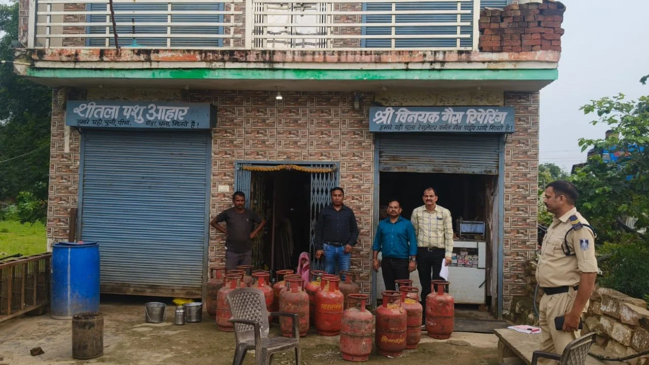 Gwalior News : गैस चूल्हा रिपेयरिंग दुकान पर खाद्य विभाग का छापा, 16 घरेलू LPG सिलेंडर जब्त