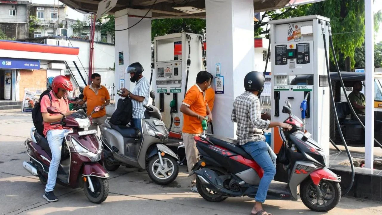 Petrol Pump in India : MP में पेट्रोल पंपों पर 2000 रुपये से ज्यादा का UPI पेमेंट नहीं होगा स्वीकार, 16 अक्टूबर से बदलेगी व्यवस्था