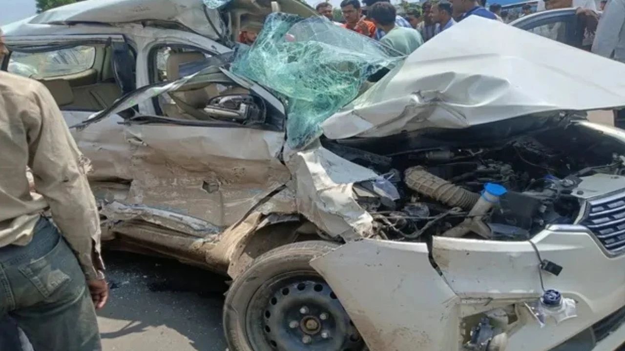 MP News -दर्दनाक सड़क हादसा, तेज रफ्तार बस ने कार को मारी टक्कर, 4 की मौत, एक घायल